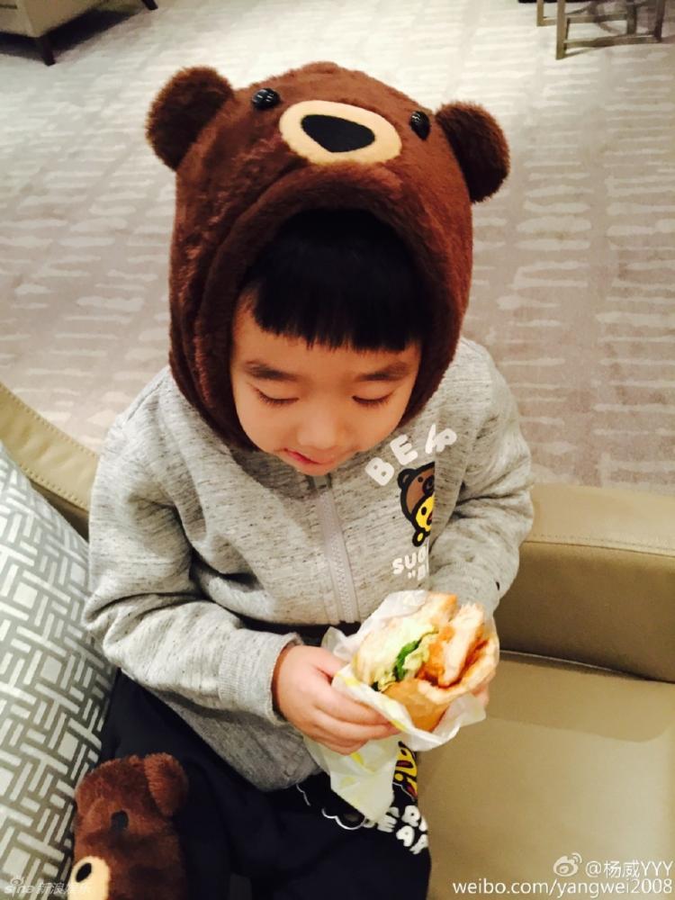 杨阳洋穿卡通装变萌熊宝宝 嘟嘟脸吃汉堡-杨阳