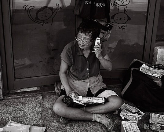 66岁老人送快递4年风雨无阻 背后辛酸泪曝光令