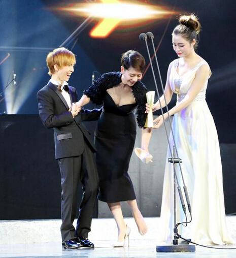 海清下跪门内幕曝光 网友:批哗众取宠让人恶心