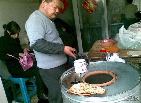 胖子烧饼赚翻了 一次性付款轻松买下豪宅名车