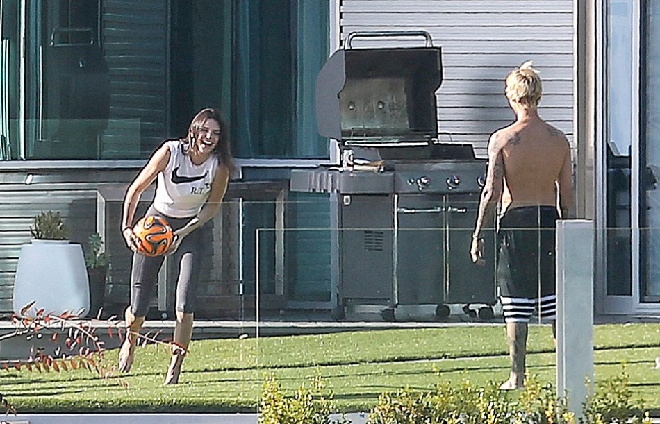 来追我呀!卡戴珊小妹与比伯嬉戏穿着清凉