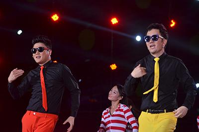 成龙跳小苹果竟这样 筷子兄弟被赞华人骄傲-