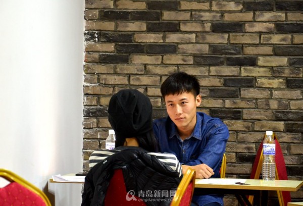 青岛情书女孩做爱情实验 男女对视4分钟-青岛|情书|爱情|实验|对视-东北网社会