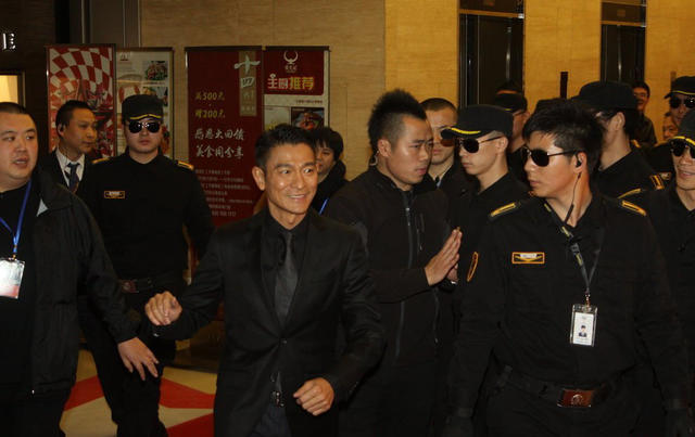 刘德华低调现身酒店引围堵一路被 摸 进电梯-刘