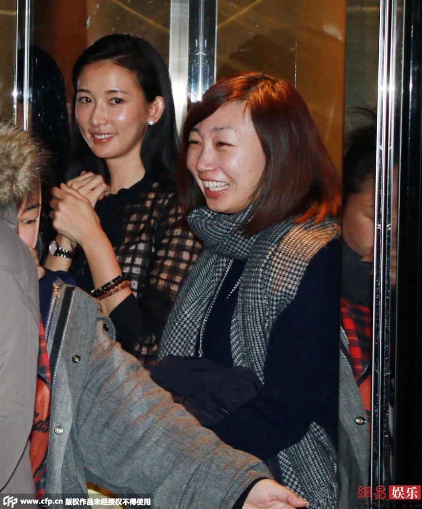 林志玲穿透视裙现身 双手娇羞合十变少女-林志