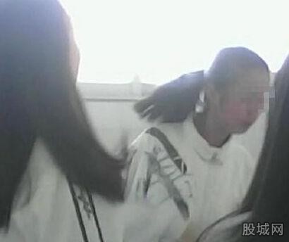 女生被同学轮扇耳光 将女生轮番虐打好暴力