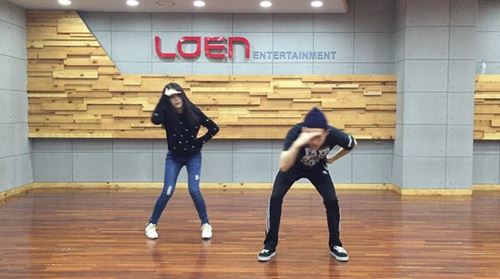 歌手IU公开练舞照 为回归预热引期待