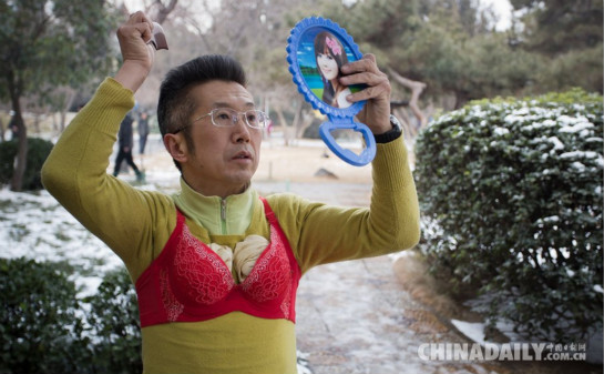 <em>男子爱</em>穿女式内衣紧身裤 被称<em>胸罩</em>哥(图)-女式