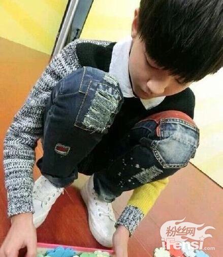 TFBOYS王俊凯上热门双膝过肩长腿偶吧
