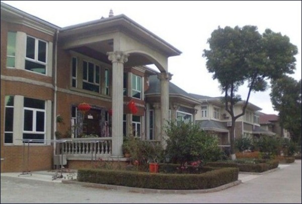 乡土富翁究竟豪到什么程度,村民个个住别墅