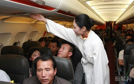 睡衣<em>空姐</em>引热议 穿睡袍<em>为乘客服务</em>为哪般?-张