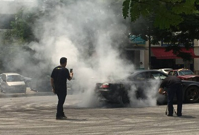 车手扮菜鸟学车玩漂移找乐 无聊的最高境界让