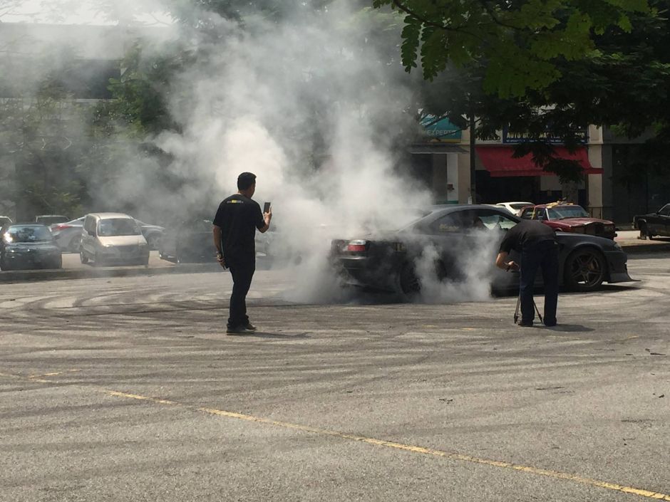 车手扮菜鸟学车玩漂移找乐 无聊的最高境界让