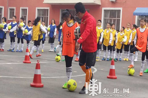 哈尔滨市中小学校园足球活动启动 明年将建30
