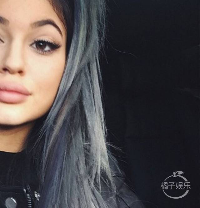 <em>头发</em>白了别怕 现在正在流行<em>奶奶灰</em>--东北网娱