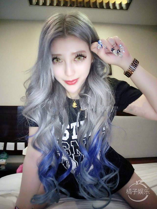 <em>头发白</em>了别怕 现在正在流行奶奶灰--东北网娱