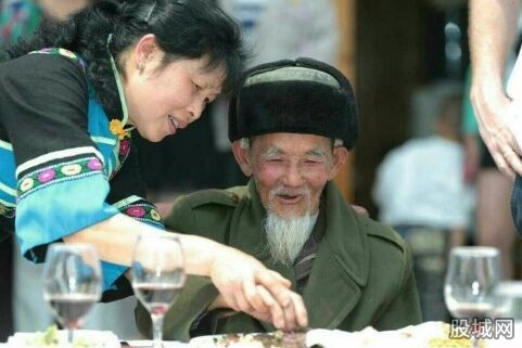 儿媳网购大餐为92岁公公过寿 网友大赞中国好