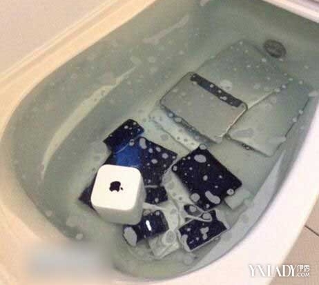 【图】女子将男友苹果丢浴缸 出轨也得三思啊