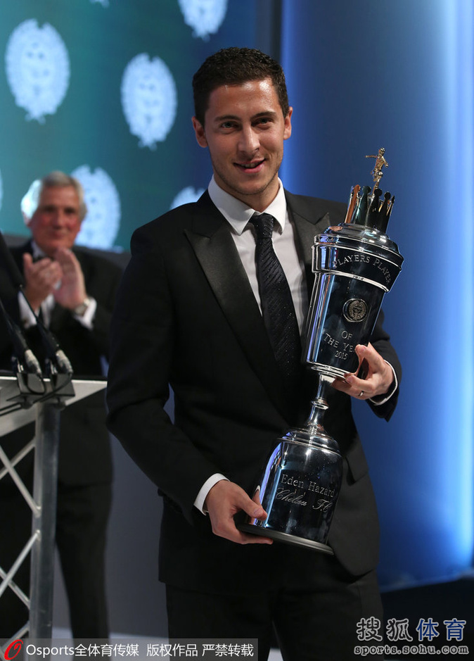 阿扎尔荣膺PFA最佳球员奖 切尔西众星捧月(图