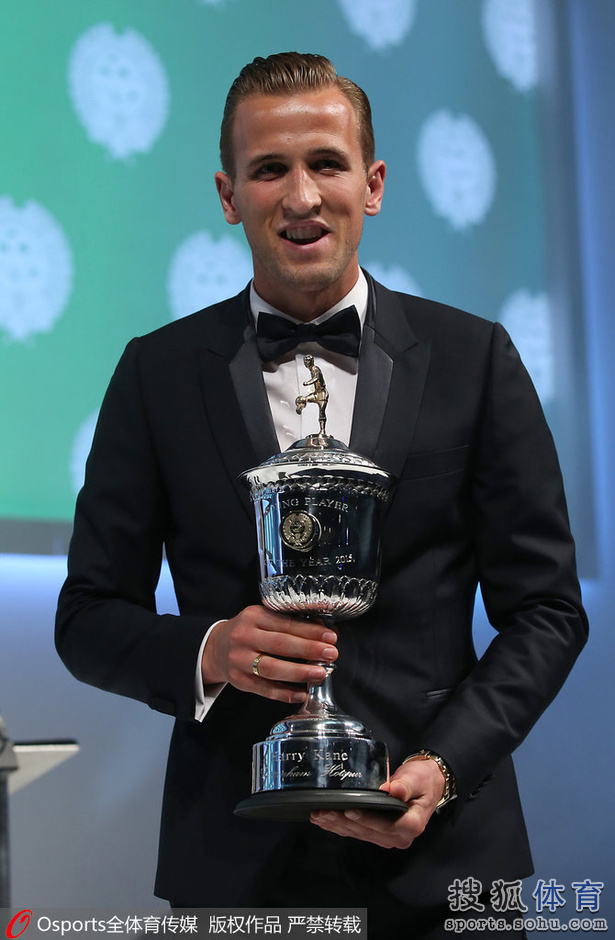 阿扎尔荣膺PFA最佳球员奖 切尔西众星捧月(图