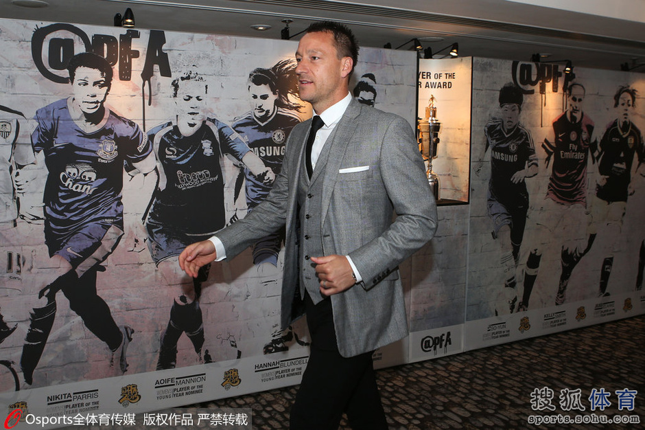 阿扎尔荣膺PFA最佳球员奖 切尔西众星捧月(图