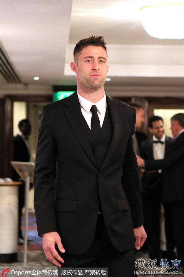 阿扎尔荣膺PFA最佳球员奖 切尔西众星捧月(图