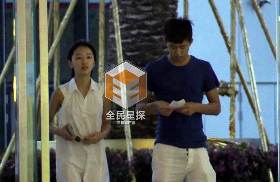 周冬雨与小鲜肉男友被拍后约会 默契十足-周冬雨