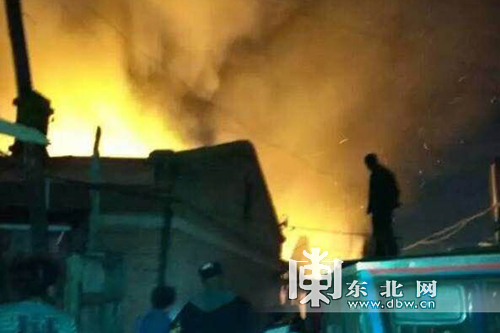 哈尔滨道外一民宅凌晨突发大火 至少五户居民损失惨重