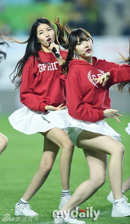 韩女团穿短裙助阵足球赛 小风一吹掀裙摆-女团