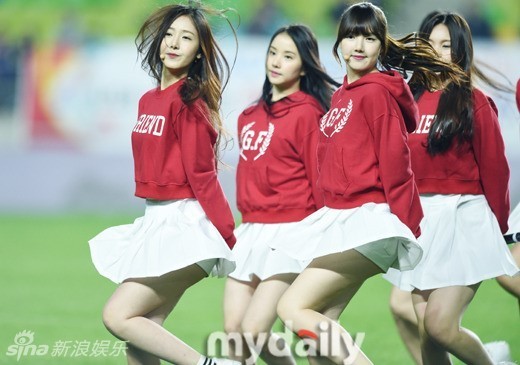 韩女团穿短裙助阵足球赛 小风一吹掀裙摆-女团