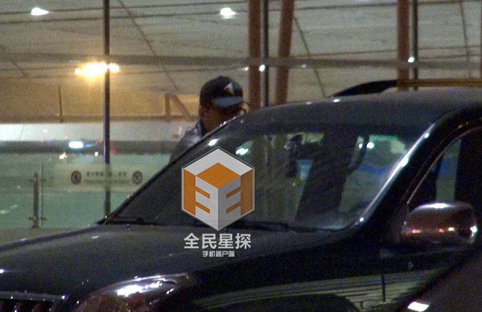 毕福剑现身机场行色匆匆 网友质疑拍摄时间-毕福剑