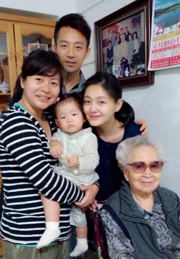  大S晒 一家人与祖母 温馨合影  素颜出镜肤色好-