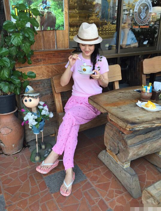 杨钰莹泰国享受悠长假日 打扮粉嫩似少女-杨钰