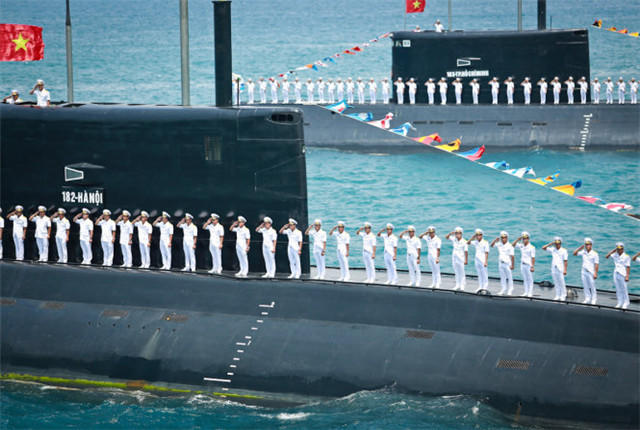 越南基洛潜艇集体首秀展示实力-潜艇|海军|阅兵