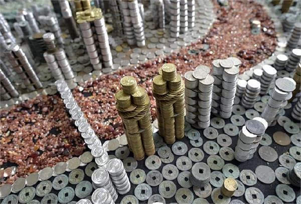 男子用5万枚硬币堆出重庆城 曾堆过泰坦尼克号