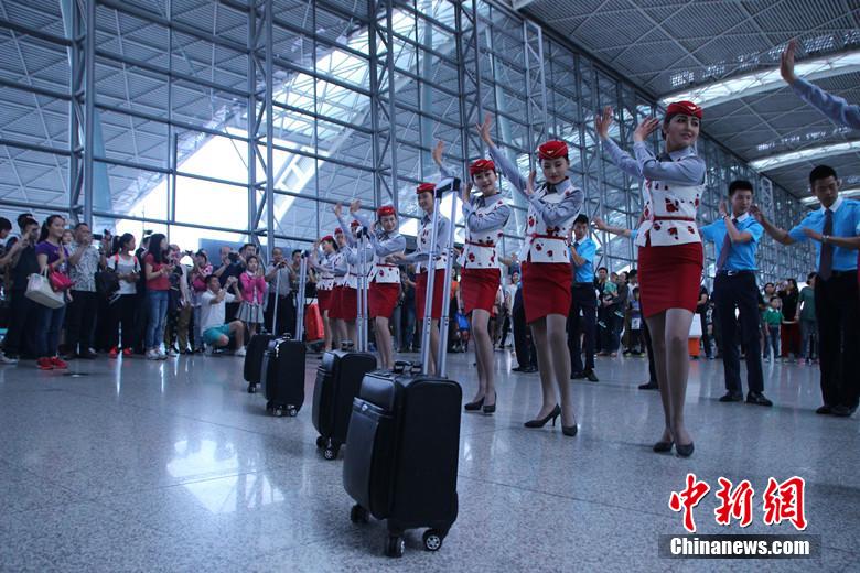 <em>空姐</em>机场热舞小苹果 <em>黑丝袜</em>配制服好诱人-<em>空姐</em>