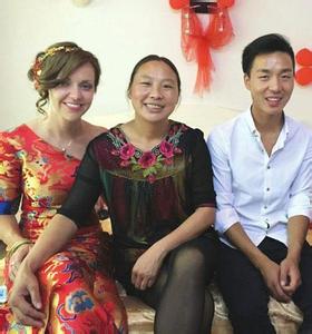 初中学历中国男子迎娶英国女歌手 求婚花半年