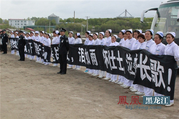 四千余名群众洒泪送别鹤岗英雄民警陈首杰