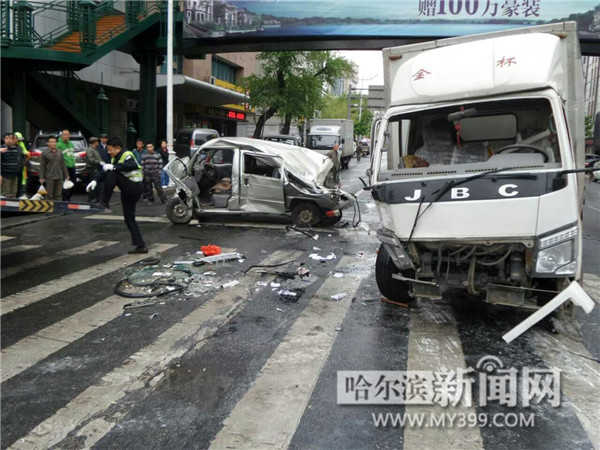 哈尔滨街头一厢货压瘪面包车 消防队员拆车救