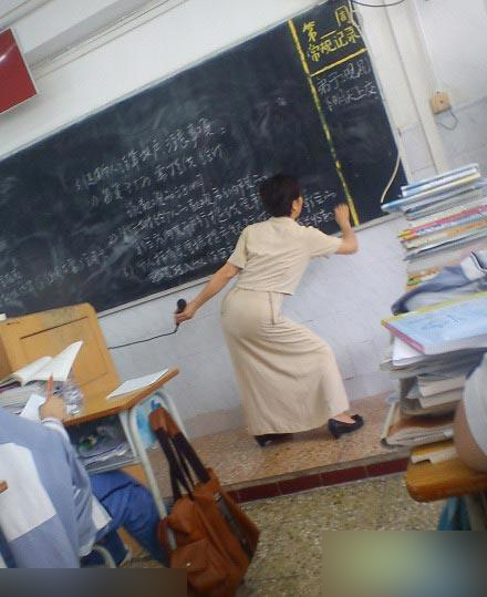 出格!<em>女子</em>湿身<em>搭地铁</em> 仅<em>穿文胸</em>-公共场所|出格