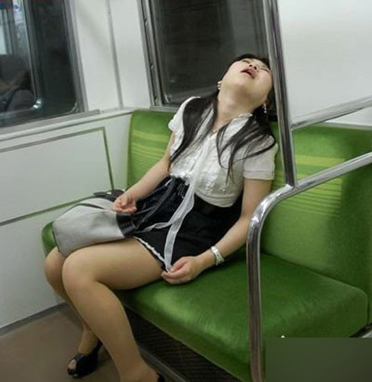 出格!女子湿身搭地铁 仅<em>穿文胸</em>-公共场所|出格