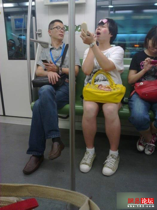 出格!<em>女子</em>湿身<em>搭地铁</em> 仅<em>穿文胸</em>-公共场所|出格