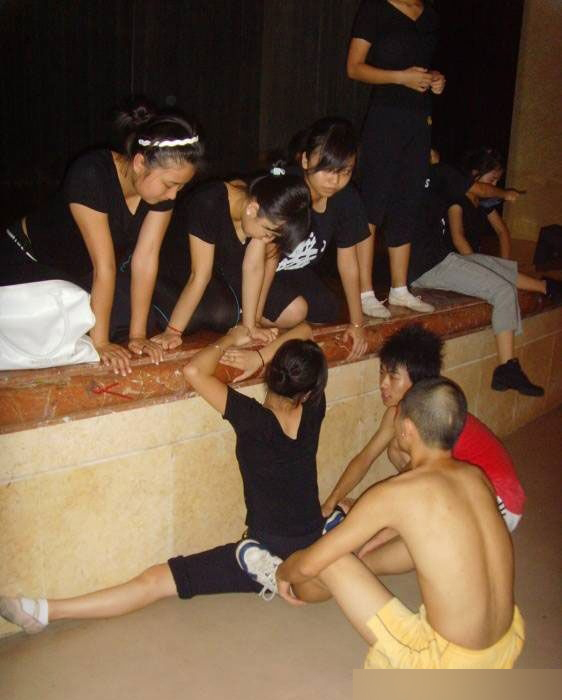 出格!<em>女子</em>湿身<em>搭地铁</em> 仅<em>穿文胸</em>-公共场所|出格