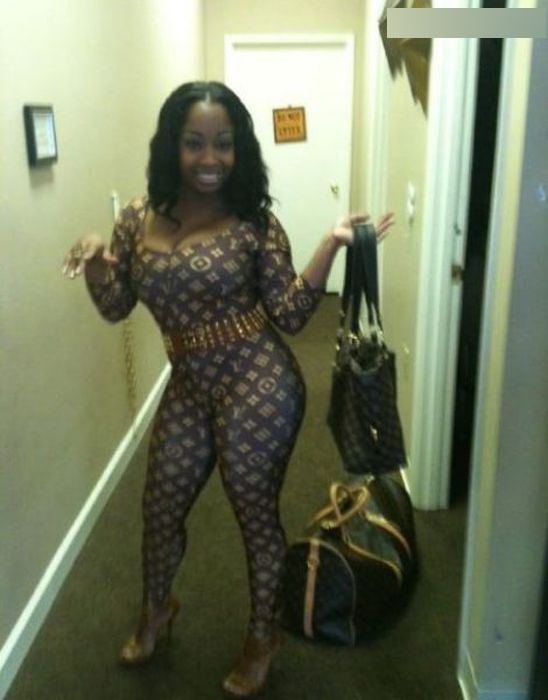 出格!<em>女子</em>湿身<em>搭地铁</em> 仅<em>穿文胸</em>-公共场所|出格