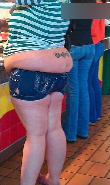 出格!<em>女子</em>湿身<em>搭地铁</em> 仅<em>穿文胸</em>-公共场所|出格