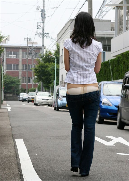 出格!<em>女子</em>湿身搭地铁 仅<em>穿文胸</em>-公共场所|出格