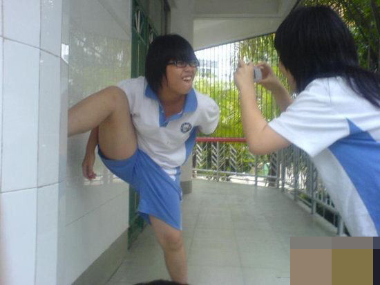 出格!<em>女子</em>湿身<em>搭地铁</em> 仅<em>穿文胸</em>-公共场所|出格