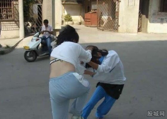 <em>初二女生</em>被殴打 额头写王八校园暴力事件屡见