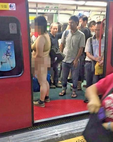 女湿身<em>搭地铁</em>仅<em>穿文胸</em> 丰满胸部引路人咋舌又