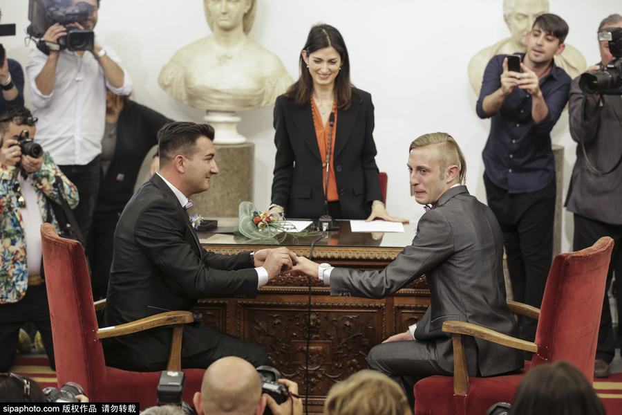 罗马批准同性恋婚姻注册 14对新人登记结婚-同